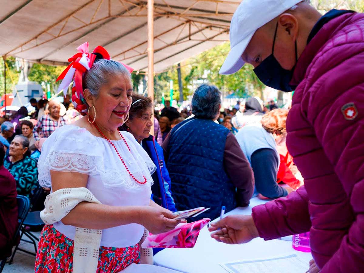 DIF Toluca entrega pasaportes culturales a adultos mayores.