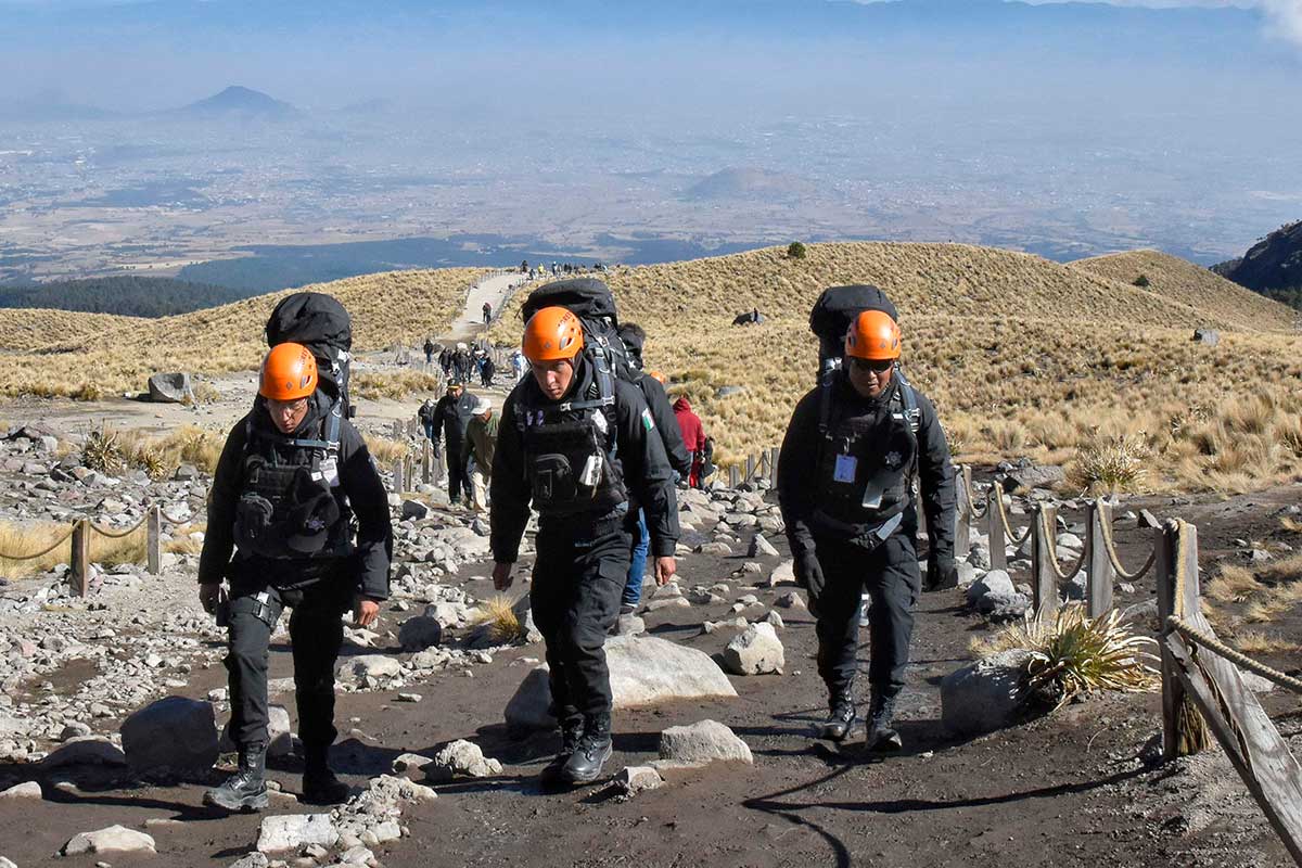 Elementos de seguridad en el nevado de Toluca.