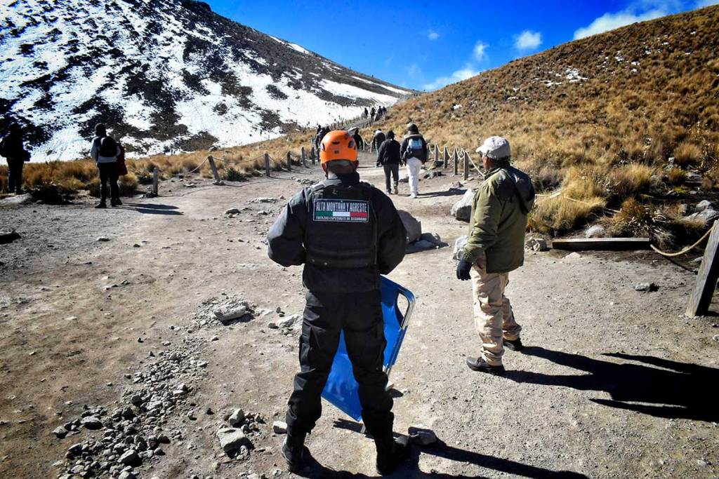 Elementos de la Policía de Alta Montaña y Agreste en el volcán Xinantécatl.