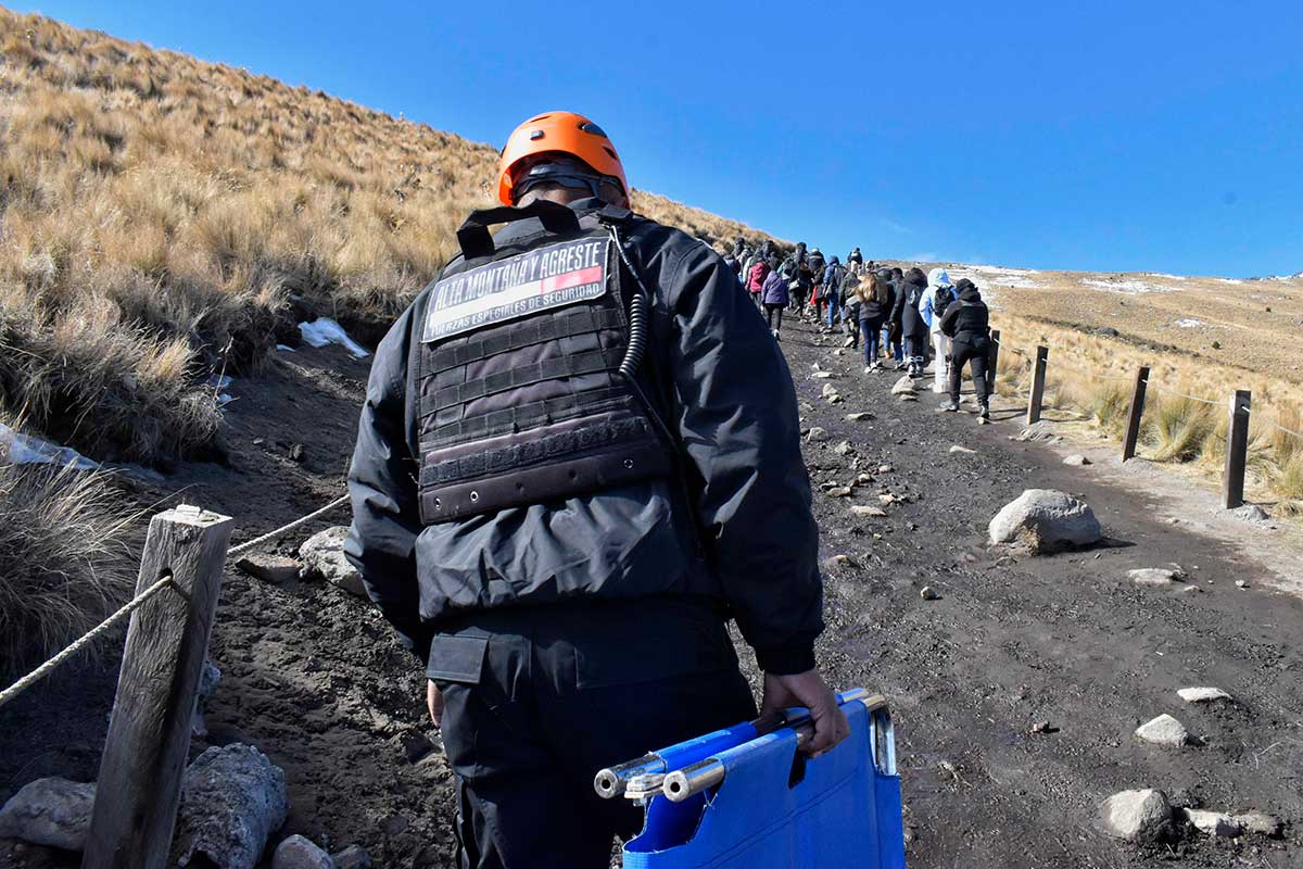 Elementos de la Policía de Alta Montaña y Agreste en el volcán Xinantécatl.