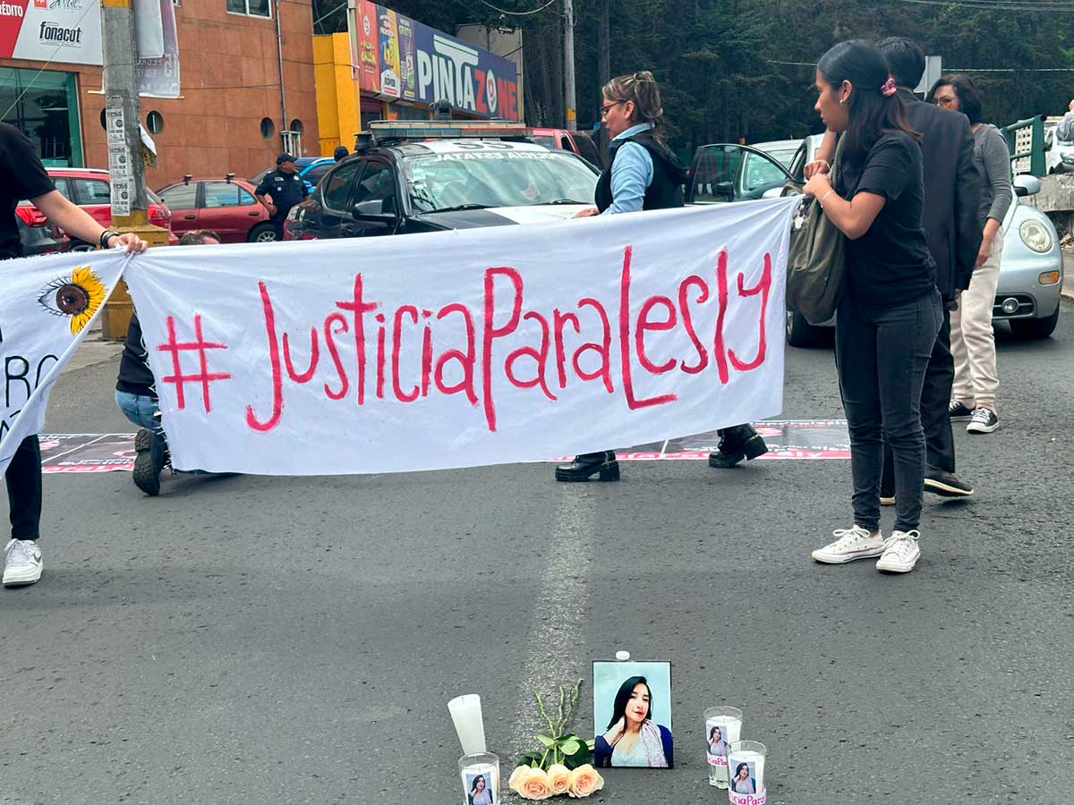 Familiares y amigos de Lesly Rosas protestan pacíficamente para pedir #JusticiaParaLesly