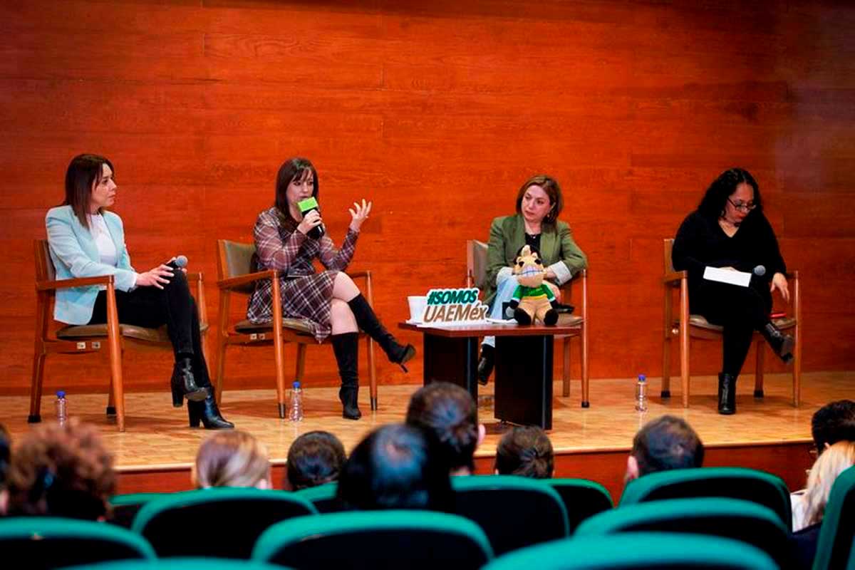 }Expertas en radio hablan sobre la importancia de las juventudes en la radio universitaria y pública.