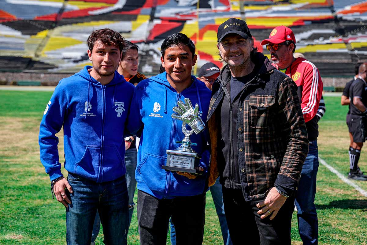La Liga Mexiquense de Futbol rinde homenaje a Hernán Cristante.