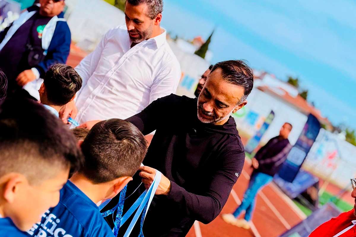 Fernando Flores alcalde de Metepec con niños jugadores de fútbol.