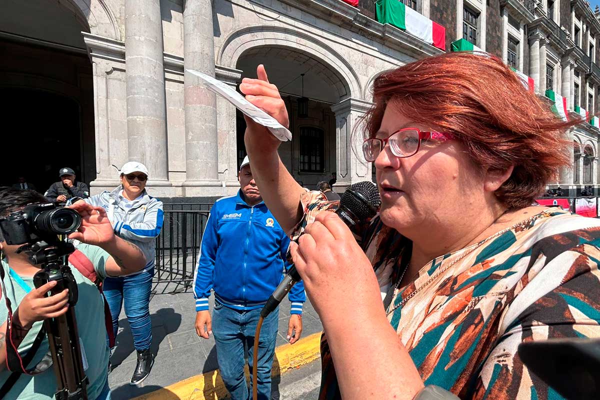 Manifestación de maestros exigiendo medicamentos y recursos de pensiones al ISSEMYM.