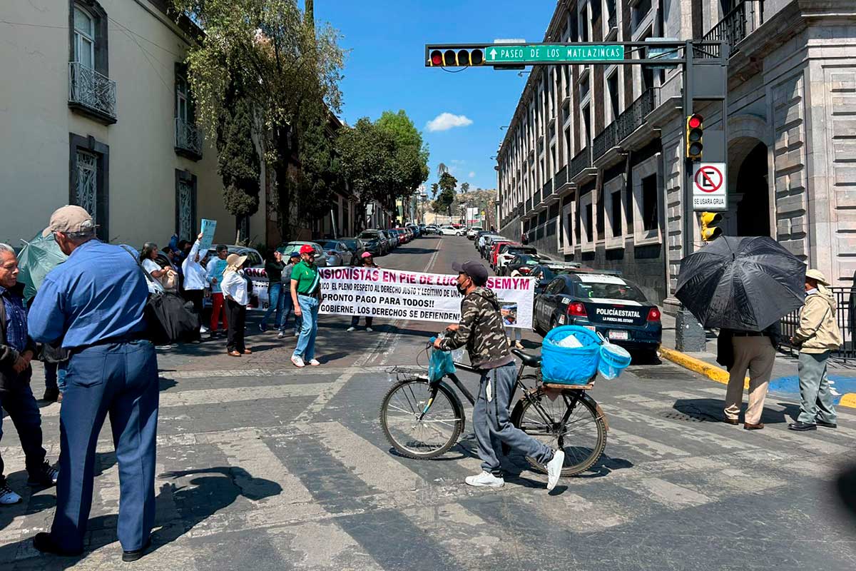 Manifestación de maestros exigiendo medicamentos y recursos de pensiones al ISSEMYM.