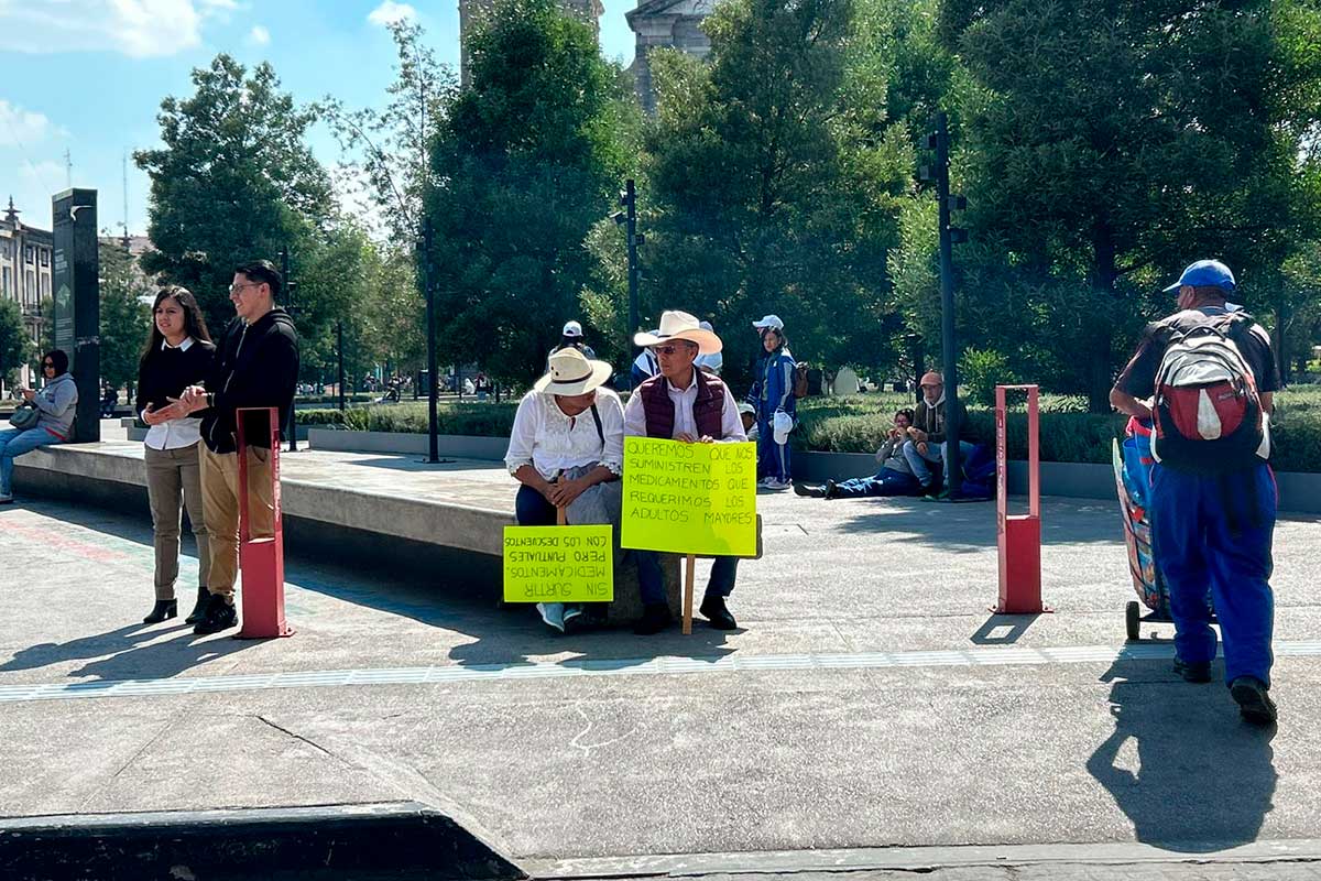 Manifestación de maestros exigiendo medicamentos y recursos de pensiones.