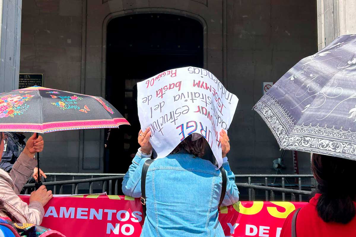 Manifestación de maestros exigiendo medicamentos y recursos de pensiones.