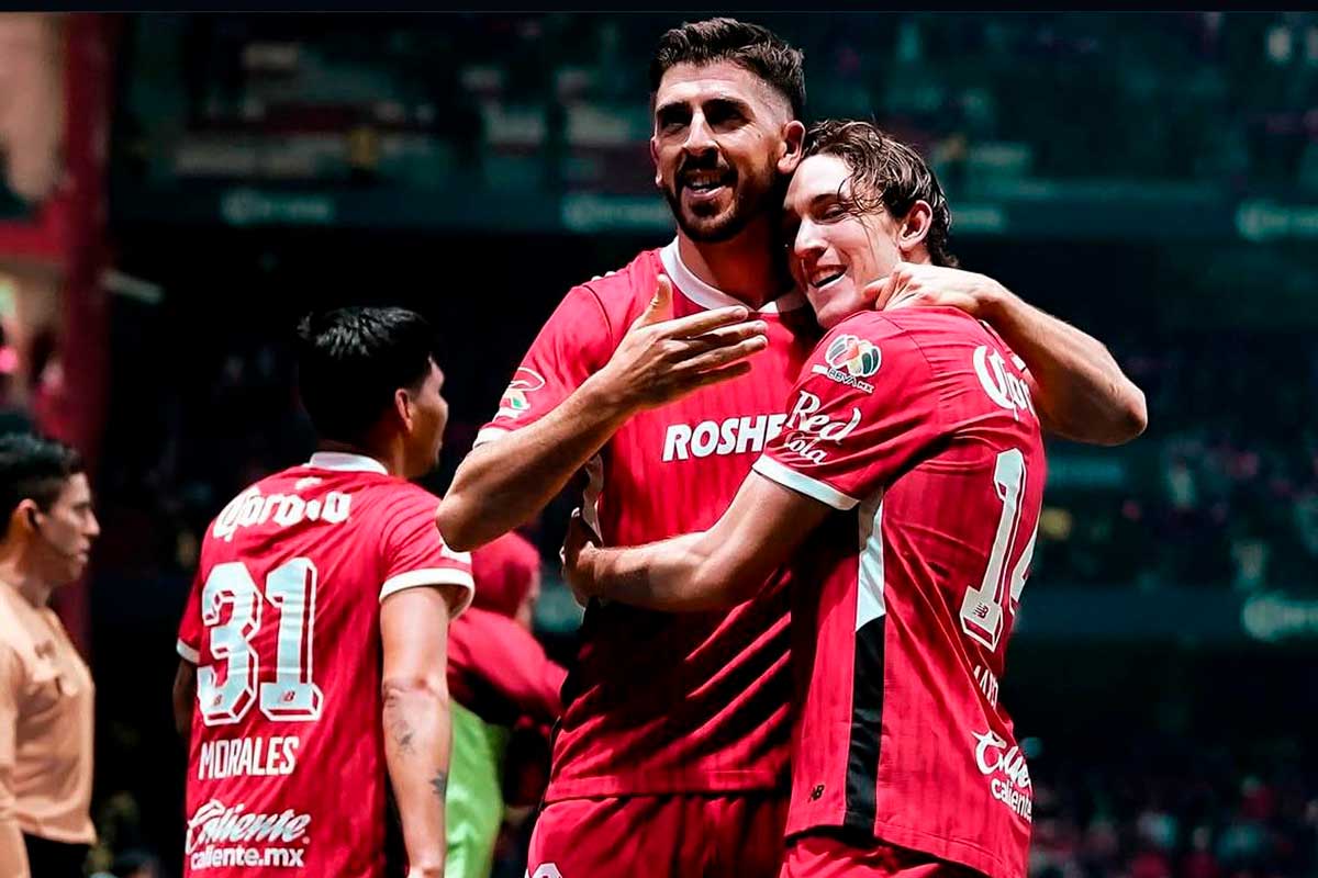 Paulinho celebrando el gol con los jugadores de su equipo.