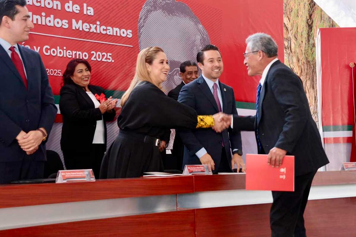 Alcaldesa de San MAteo Atenco durante la promulgación del Bando Municipal 2025.