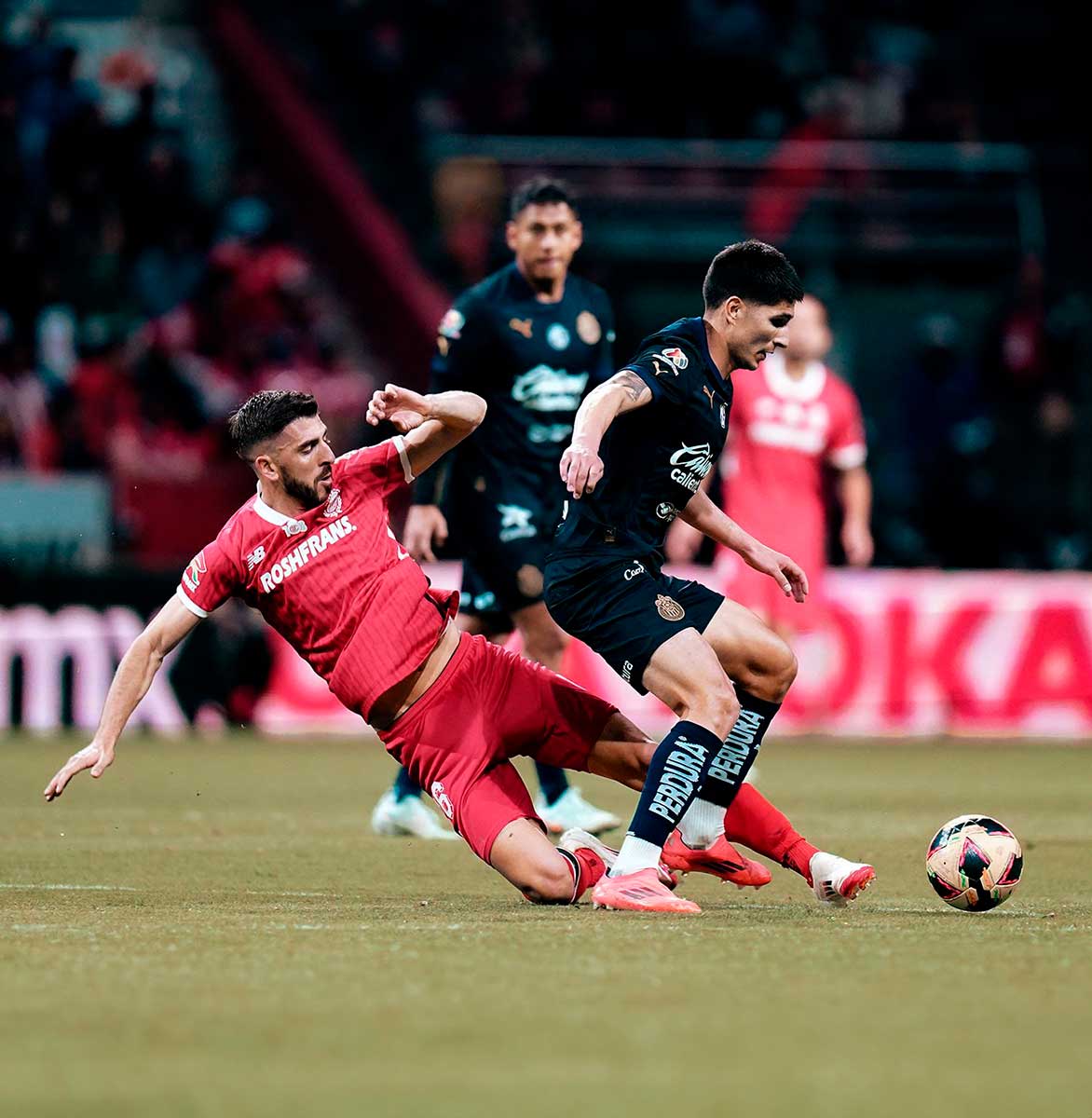 Los Diablos Rojos del Toluca vencen a la chivas en el estado Nemesio Diez durante su 108 Aniversario del Club.