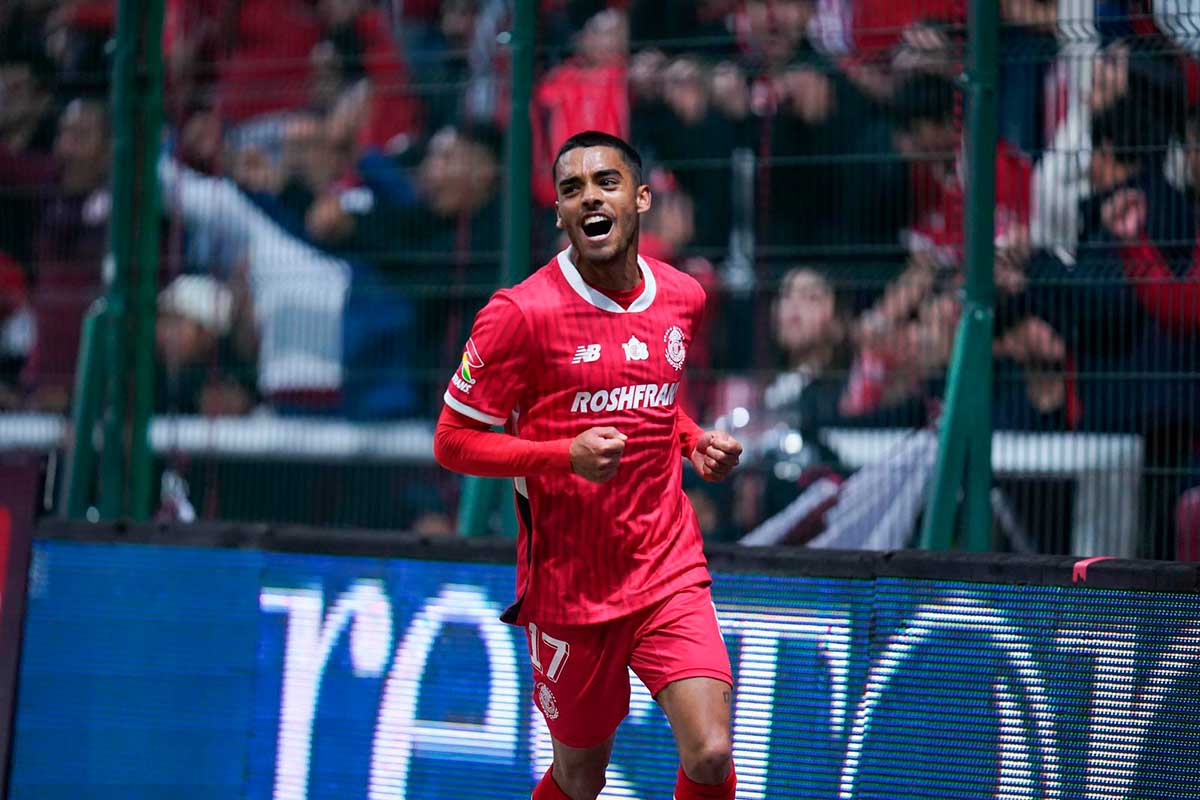 Jugador de los Diablos Rojos del Toluca celebrando la victoria ante Chivas en el Nemesio Diez.