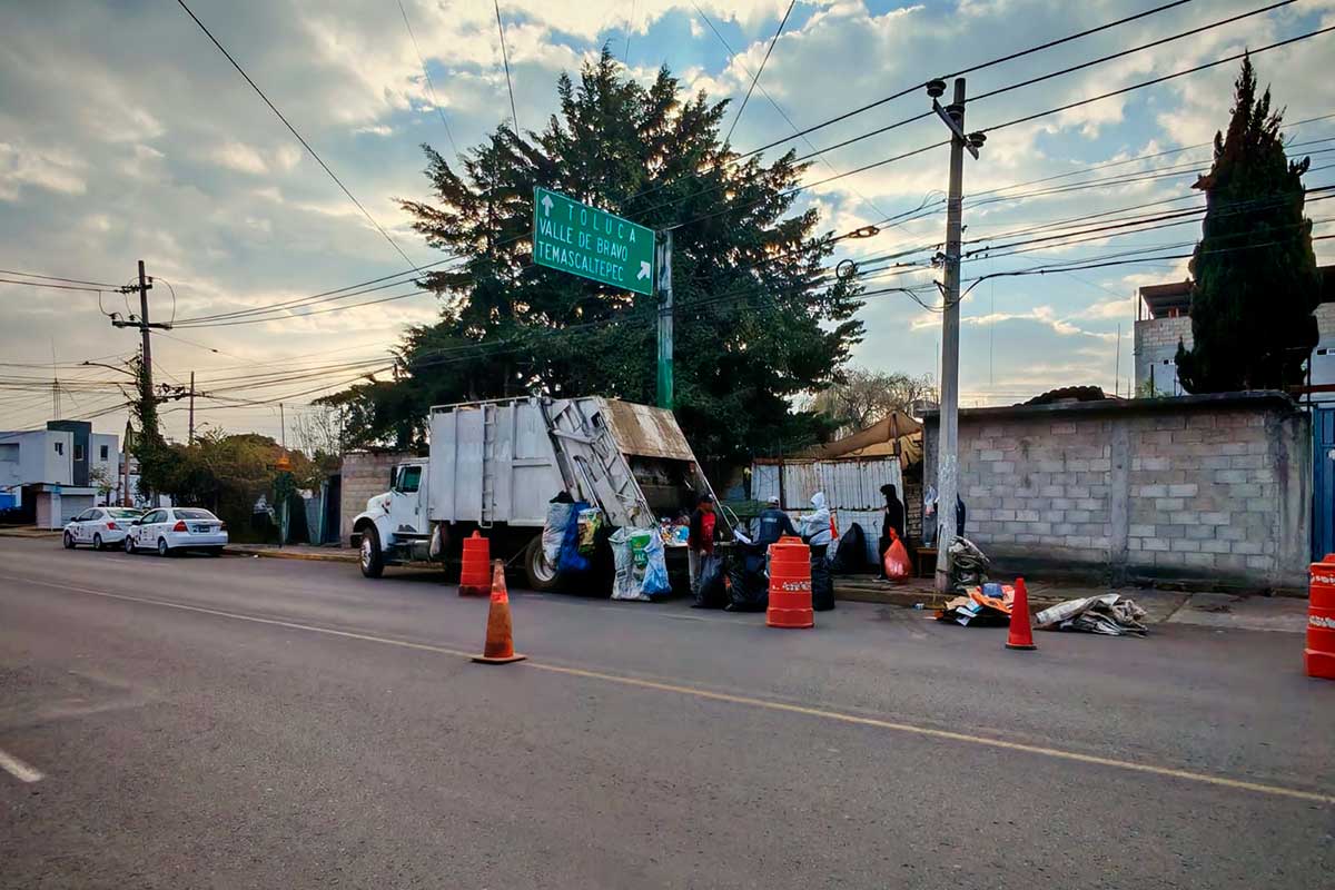 Camión de la basura en la ciudad.