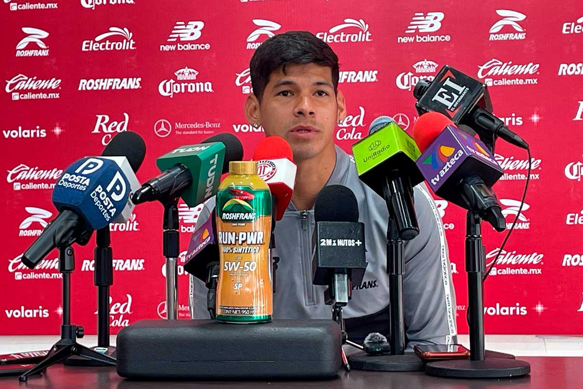 Jugador de los Diablos Rojos del Toluca en conferencia de prensa.