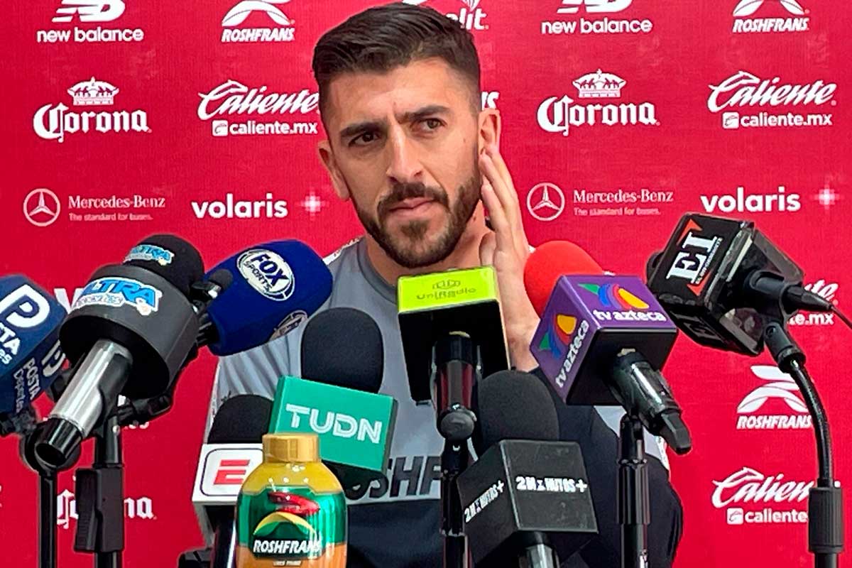 Paulinho de los Diablos Rojos del Toluca en conferencia de prensa.