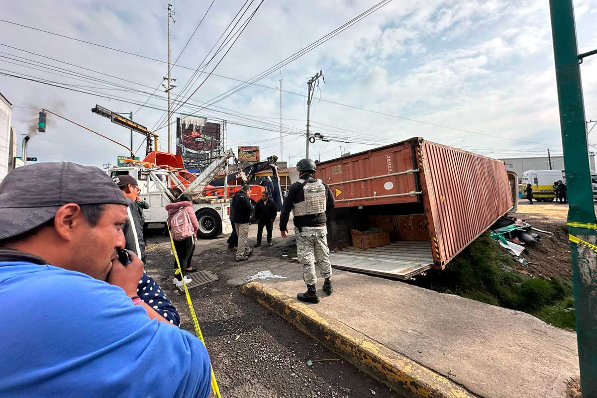 Accidente vial en Toluca dónde la volcadura de un tráiler mata a un motoxista.