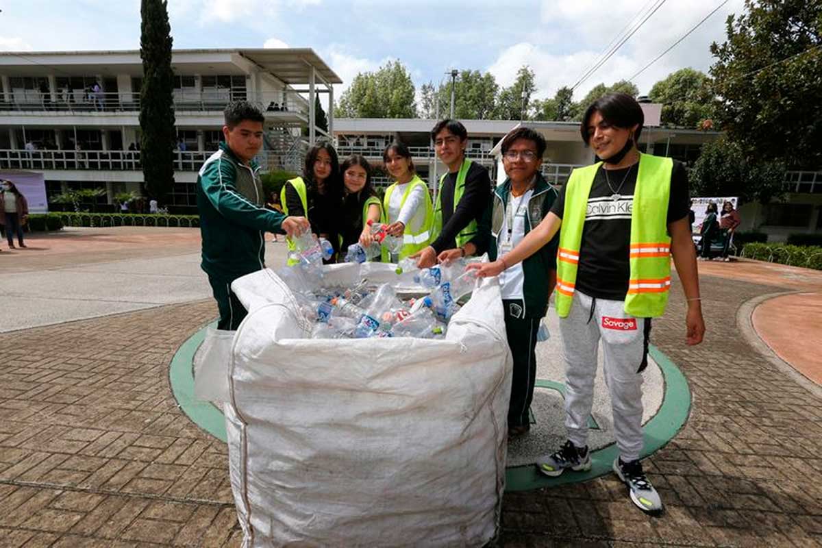 Estudiantes de la UAEMéx realizando acciones ambientales sustentables.