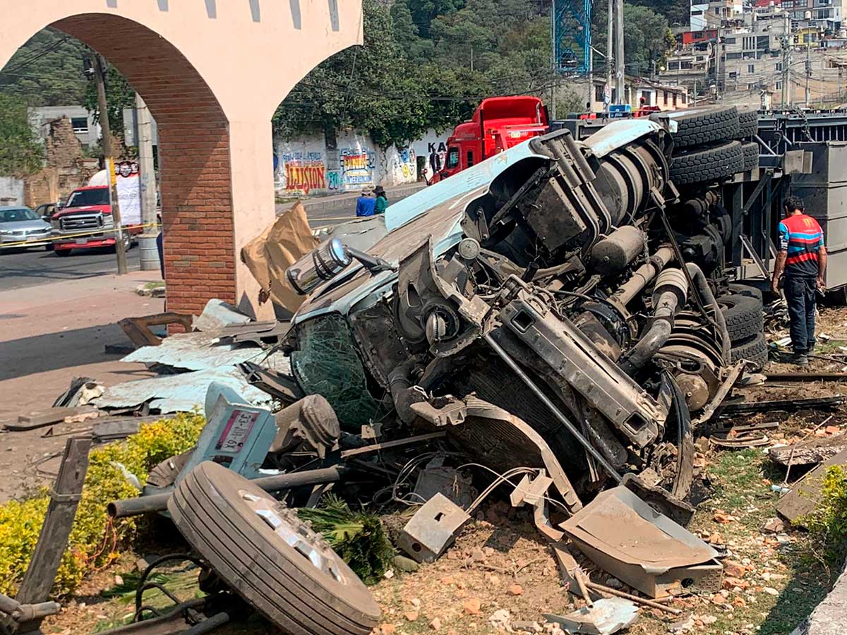 Tráiler se accidenta en la México - Toluca.