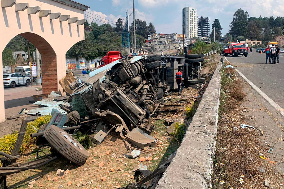 Vuelca tráiler en la México-Toluca y deja tres lesionados cerca de Lerma