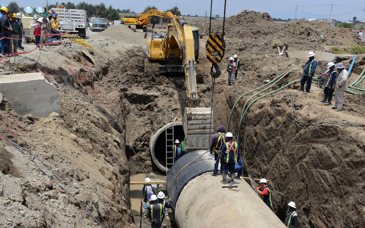 fernando flores construye colector sanitario en metepec