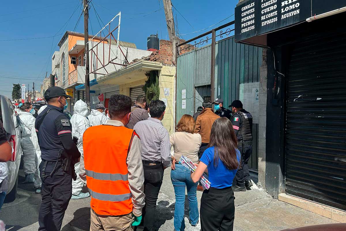Peritos de la FGJEM realizan diligencias en inmueble donde se cree que funcionaba una rastro de perros.