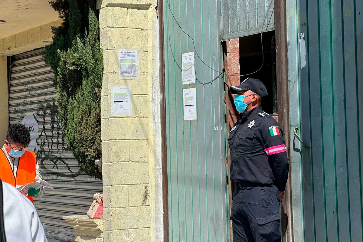 Peritos de la FGJEM realizan diligencias en inmueble donde se cree que funcionaba una rastro de perros.