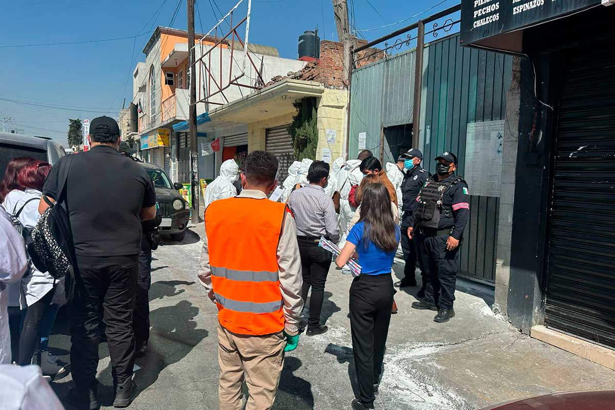 Peritos de la FGJEM realizan diligencias en inmueble donde se cree que funcionaba una rastro de perros.