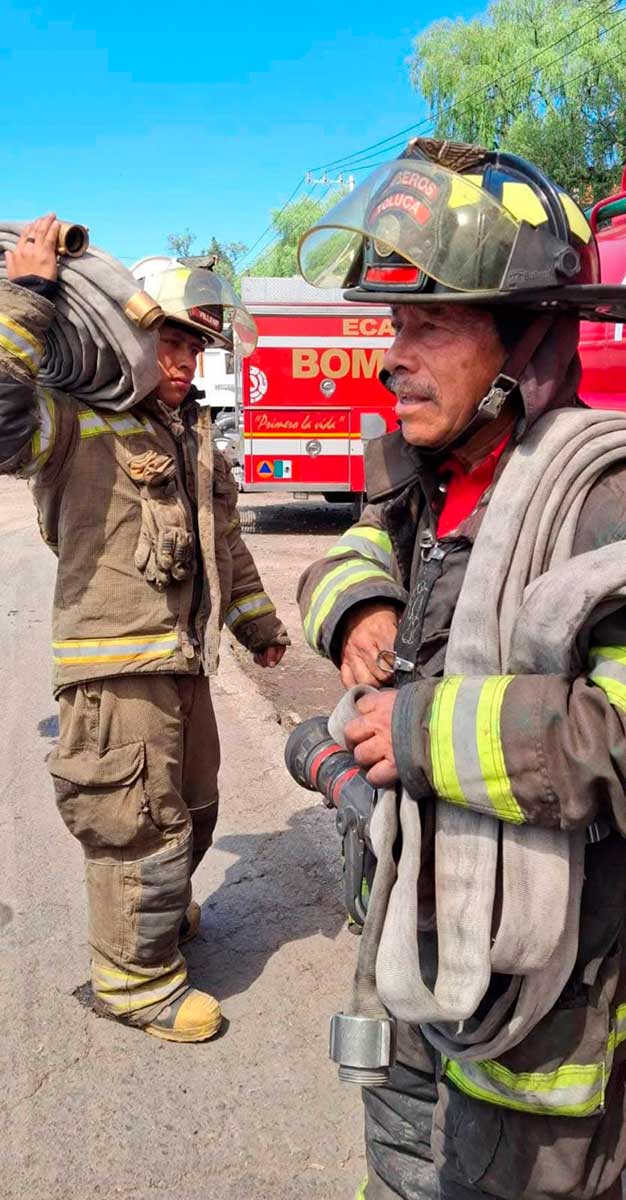 Bomberos de Toluca sofocan incendio en Xonacatlán.