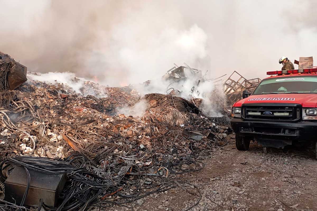 Bomberos de Toluca y 13 municipios combaten incendio en predio industrial de Xonacatlán