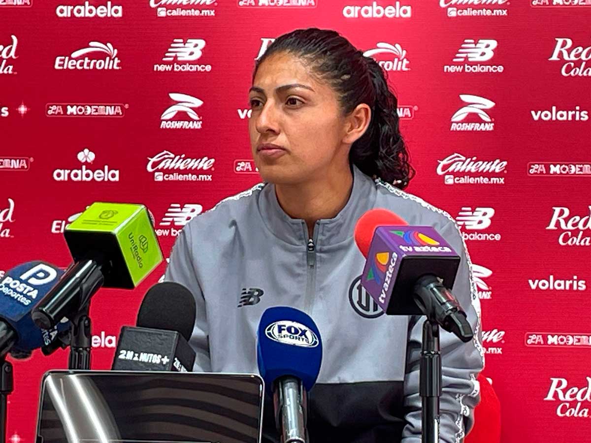 Jugadora de las Diablas Rojas del Toluca habla en conferencia sobre el encuentro que tendrán contra las Rayadas del Monterrey.