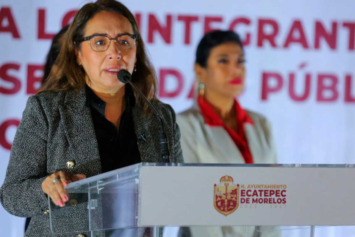 Azicena Cisneros en acto de seguridad.