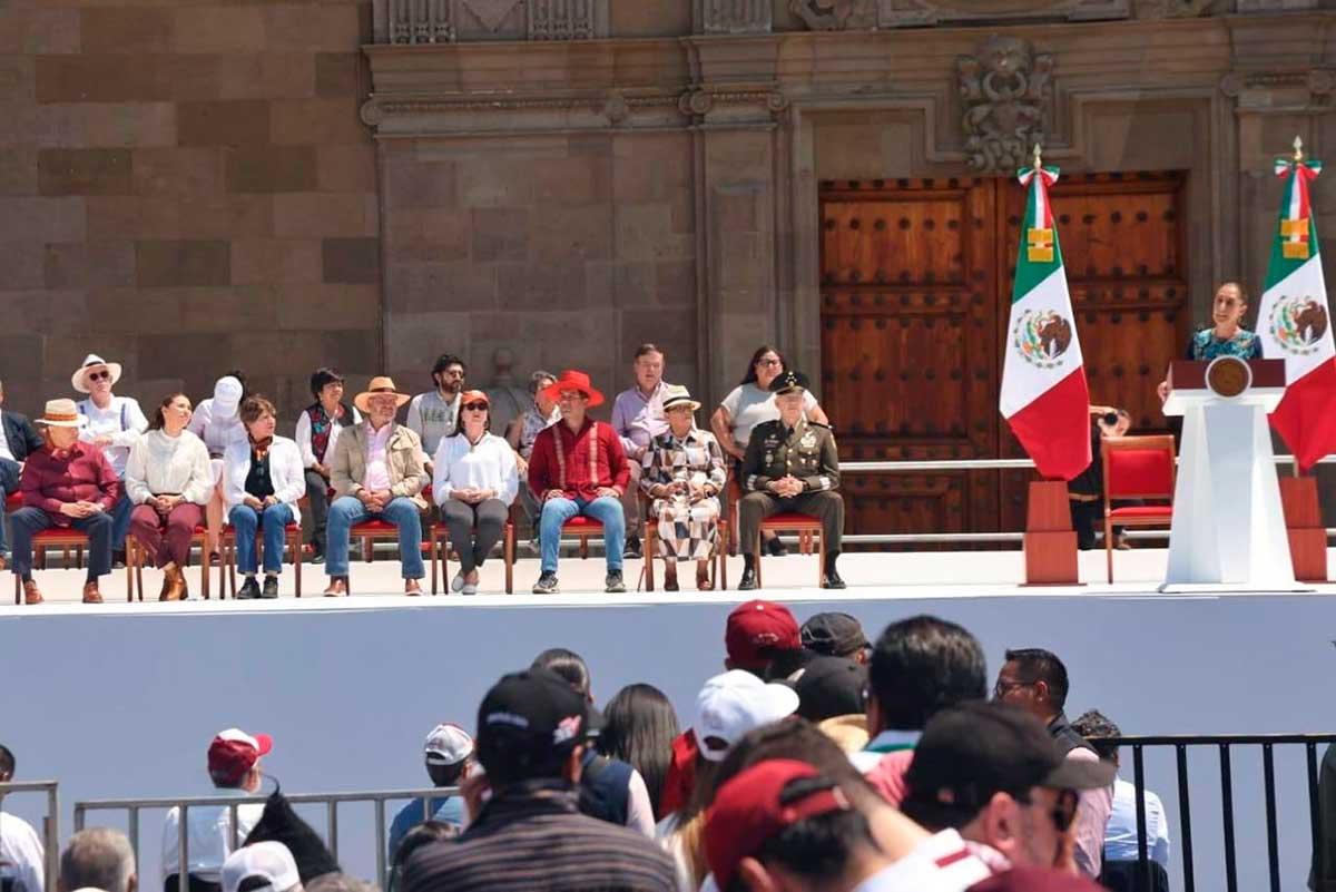 Delfina Gómez durante la Aamblea Informativa en el Zócalo de la CDMX.