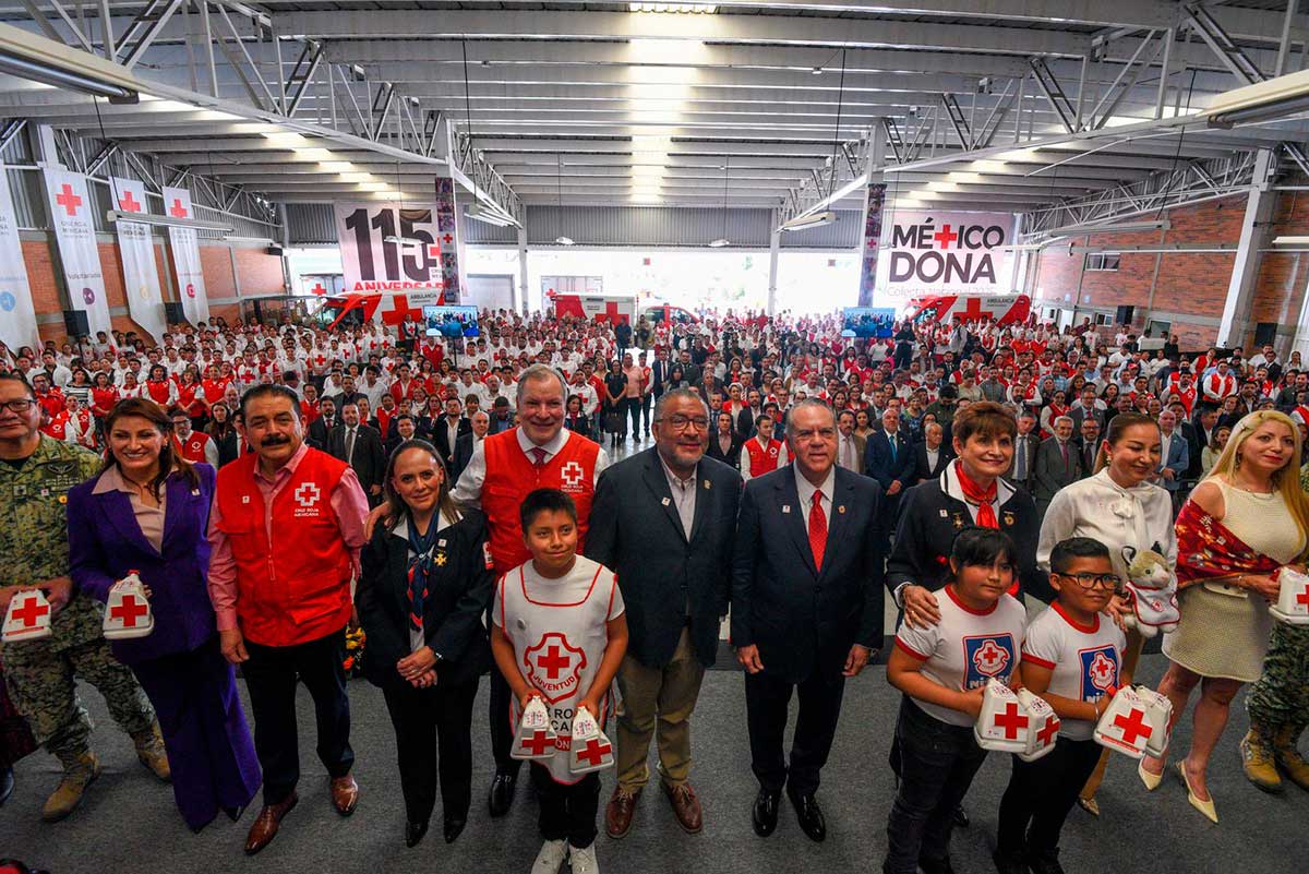 Integrantes de la Cruz Roja.