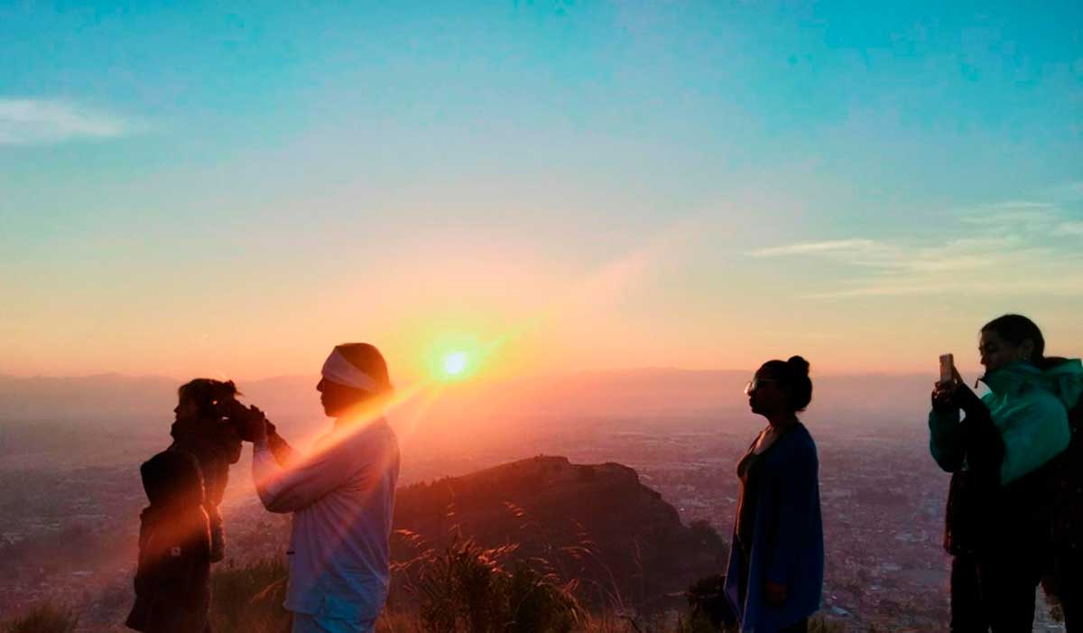 Jóvenes de Toluca haciendo senderismo.