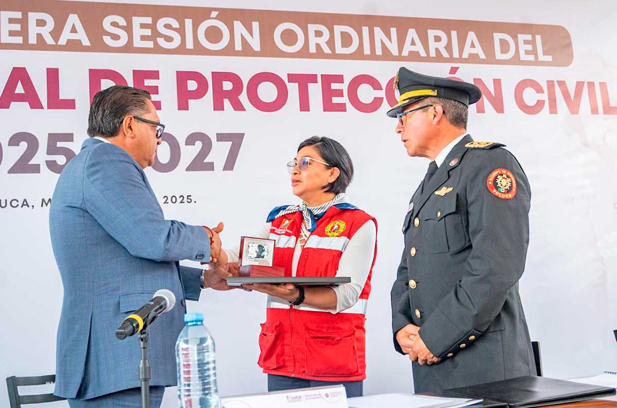 Gobierno municipal rinde homenaje a Bomberos de Toluca.