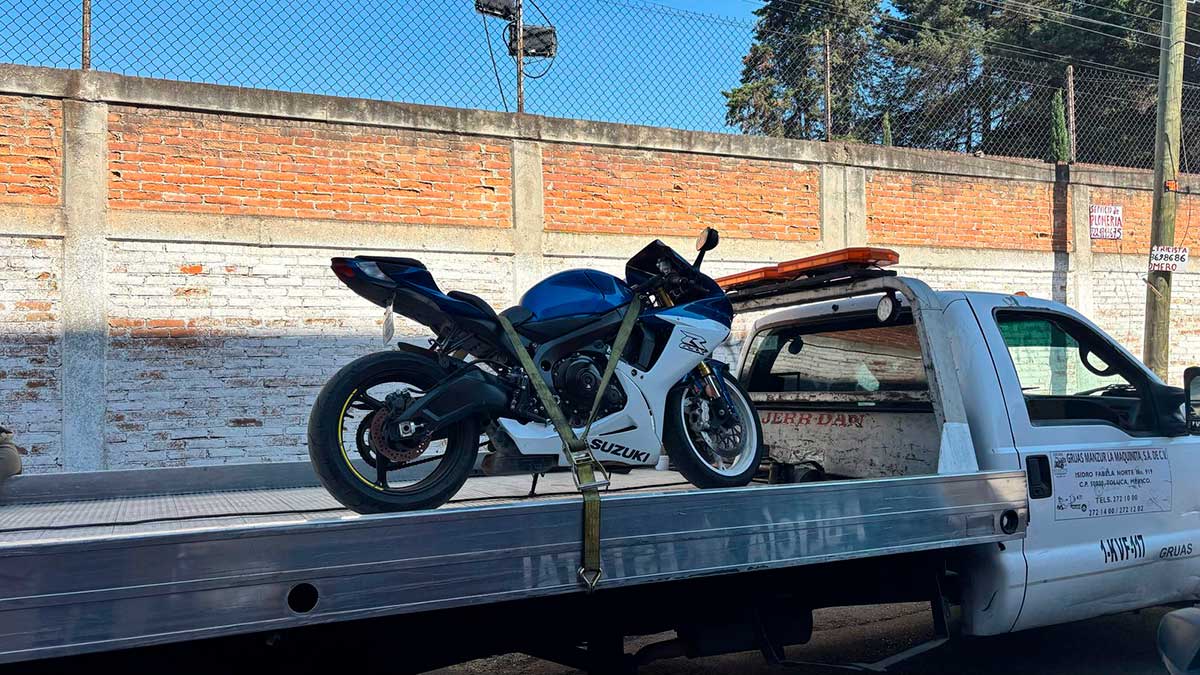 Motocicleta arriba de grúa en Toluca.