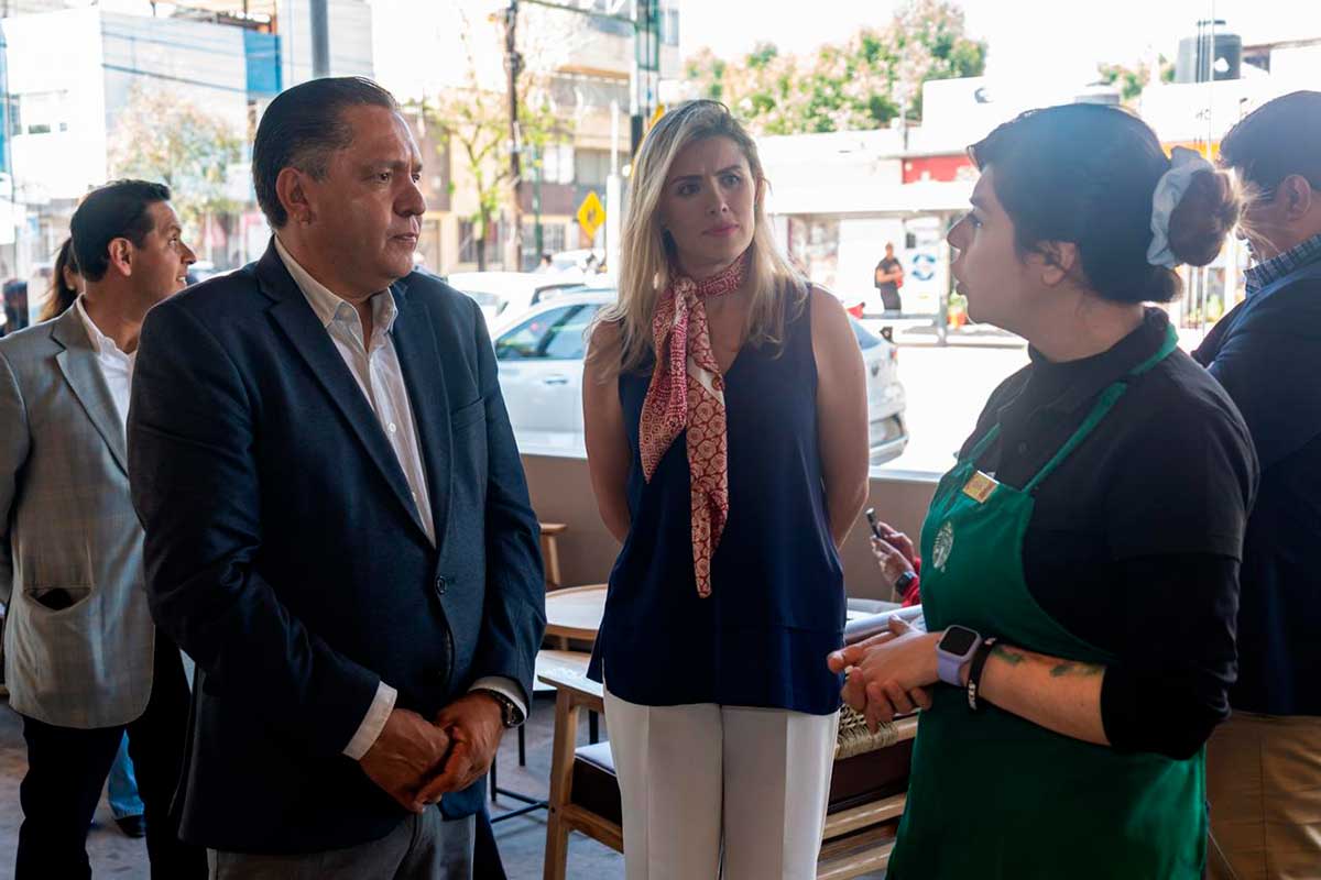 El aldalde de Toluca Ricardo Moreno durante inauguración de sucursal de Starbucks.