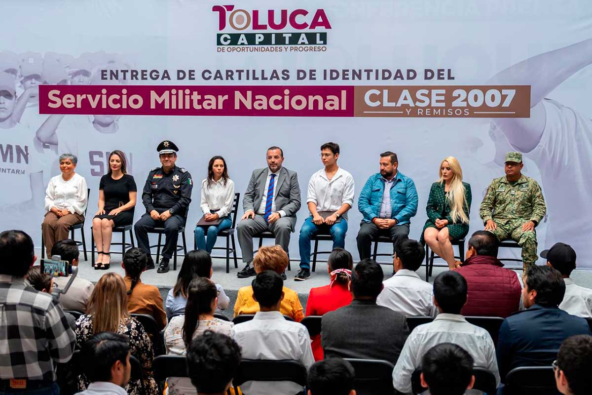 Toluca entrefa cartillas del servicio militar a jóvenes clase 2007.