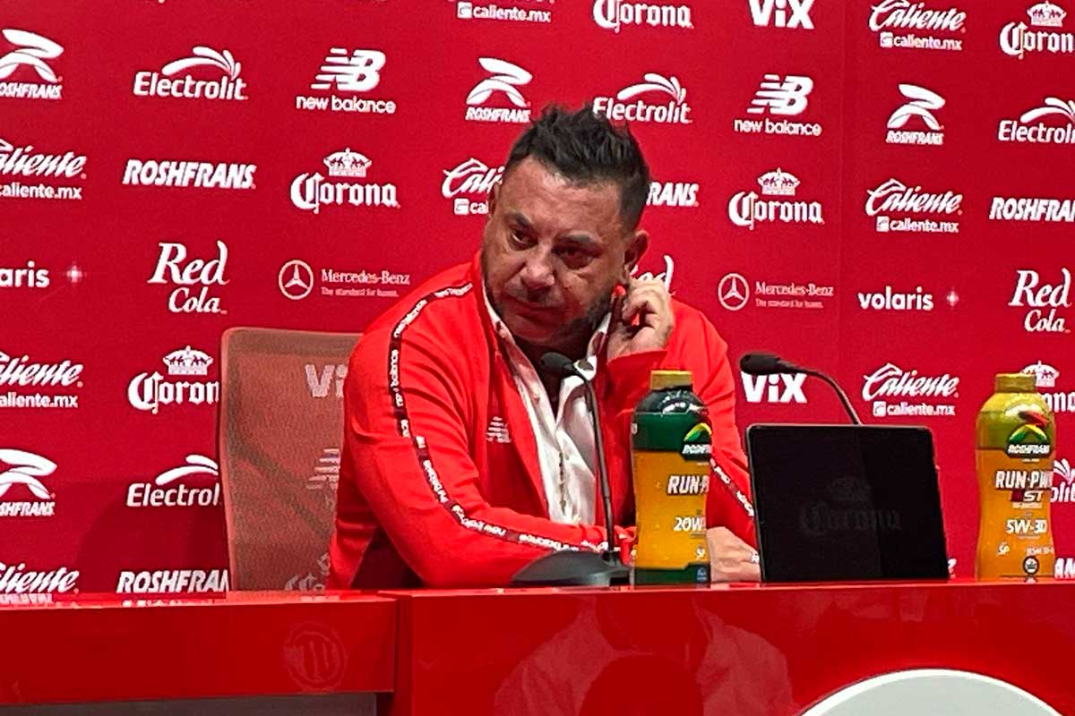 Antonio Mohamed dirextor técnico del Toluca en conferencia de prensa.