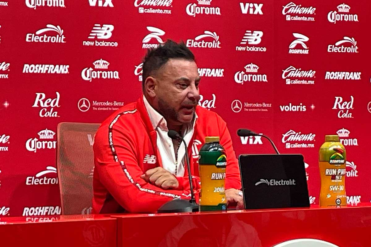 Antonio Mohamed dirextor técnico de los Diablos Rojos en conferencia de prensa.