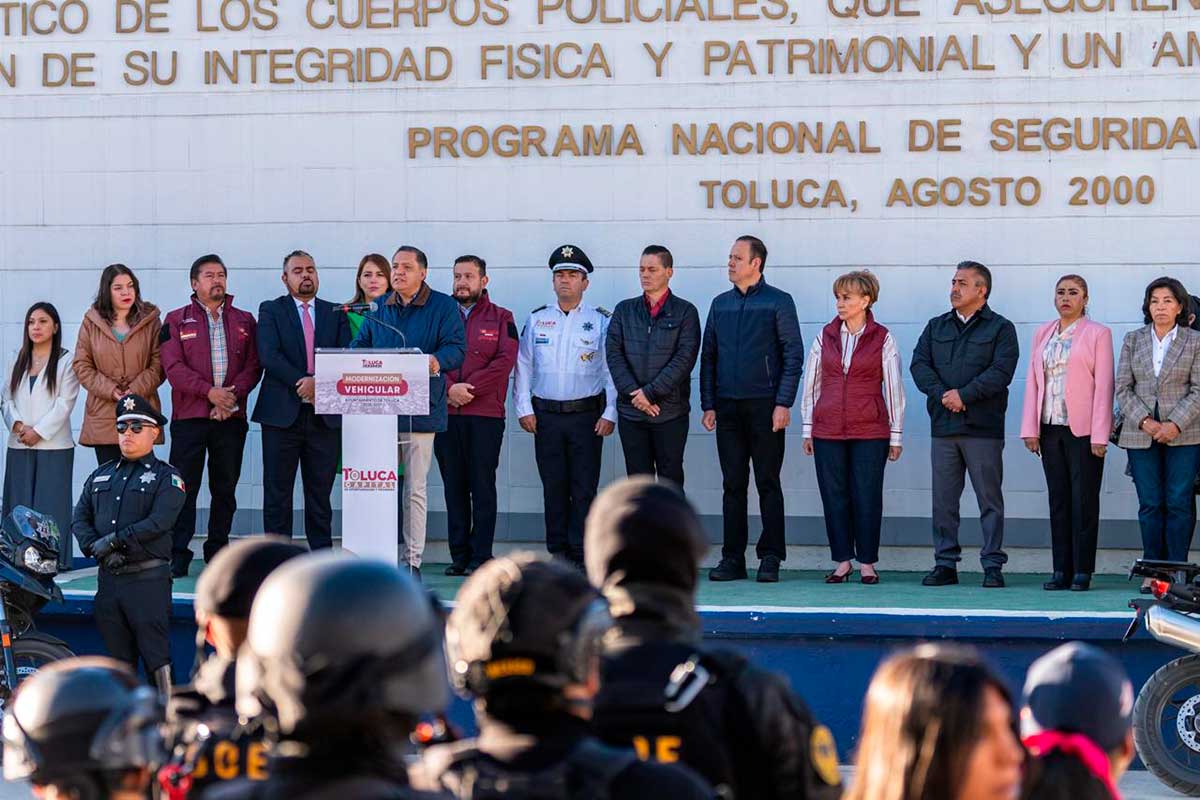 El gobierno de Toluca moderniza su seguridad con entrega de nuevas patrullas y motocicletas.