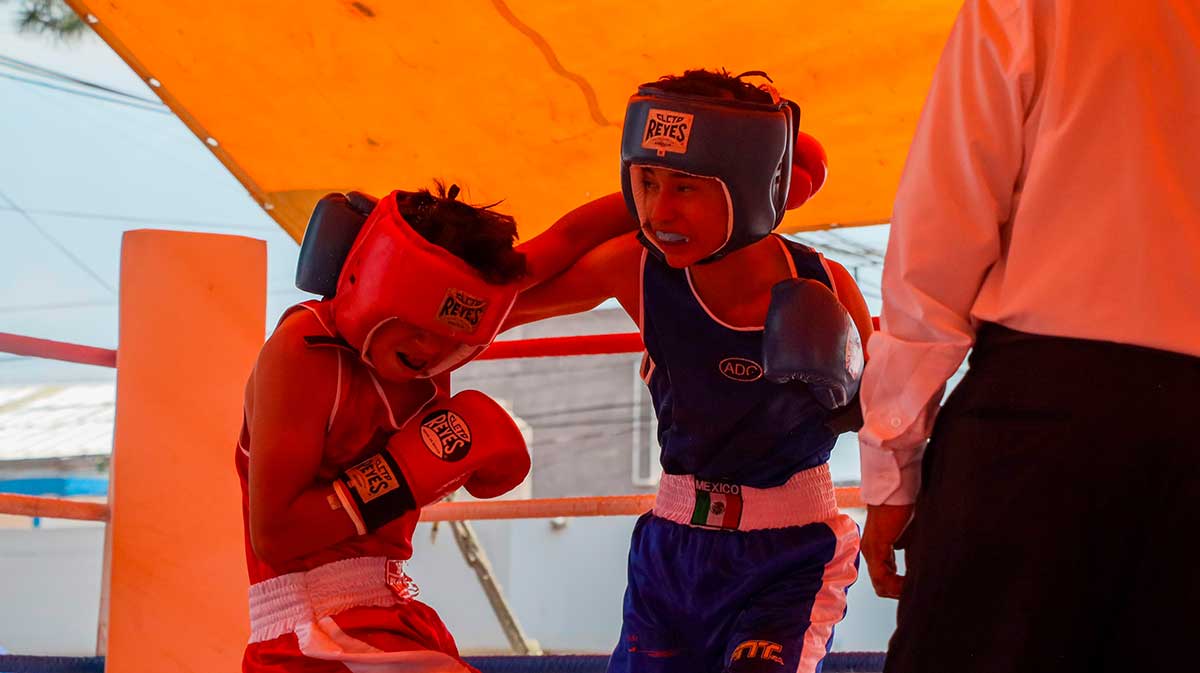Boxeadores en encuentro.