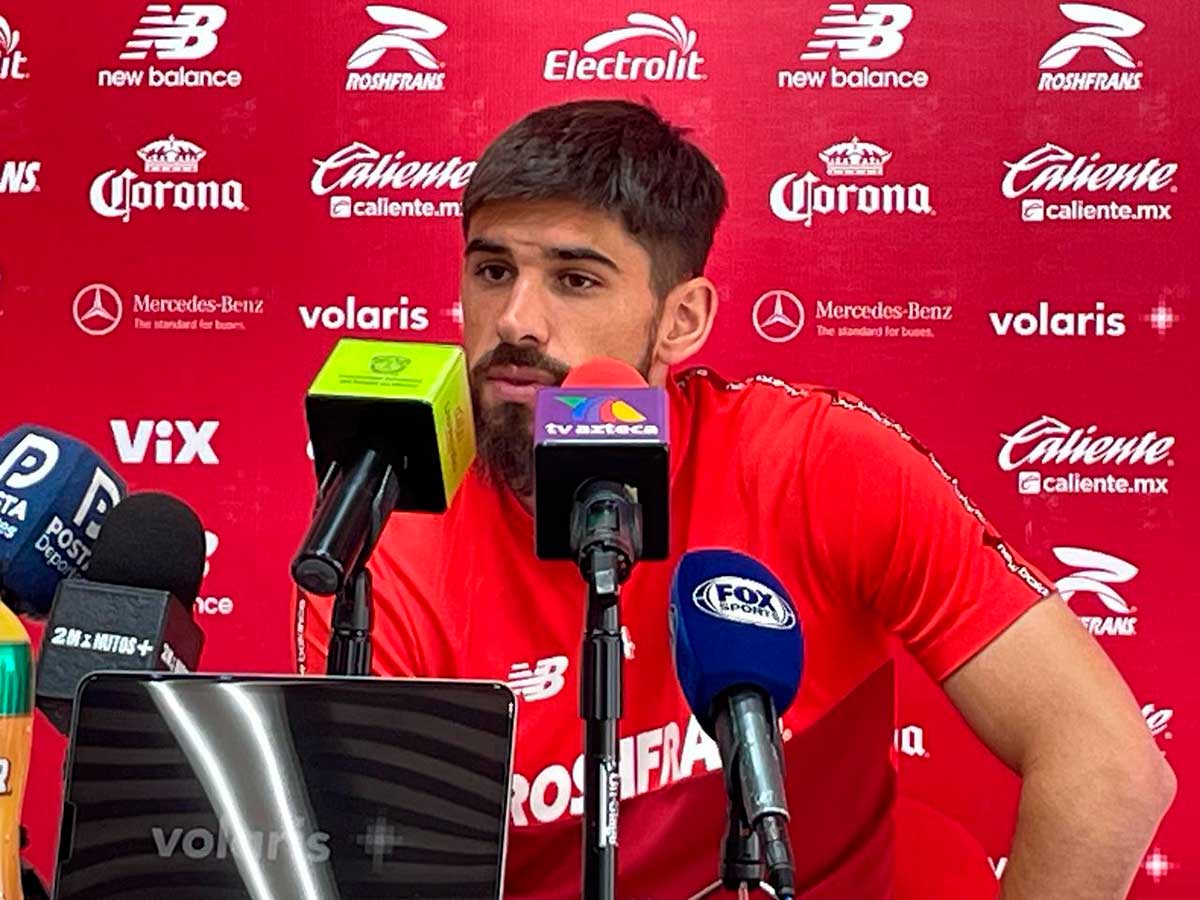 Jugador de los Diablos Rojos del Toluca en conferencia antes de su encuentro contra el Pachuca.