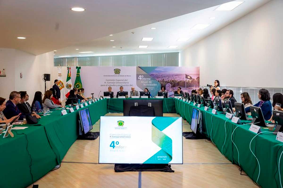 El rector de la UAEMéx rinde su 4o. informe.