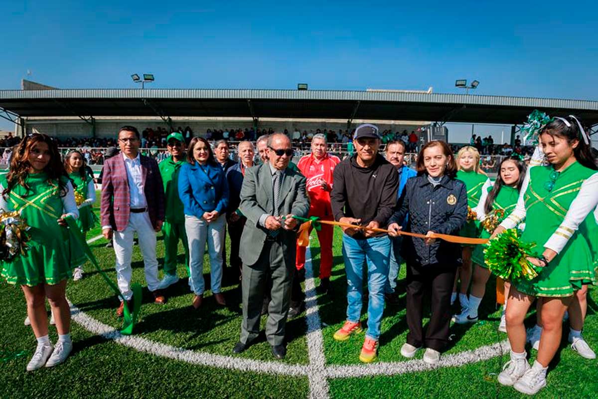Plantel de la preparatoria de la UAEMéx renueva su cancha de fútbol rápido.