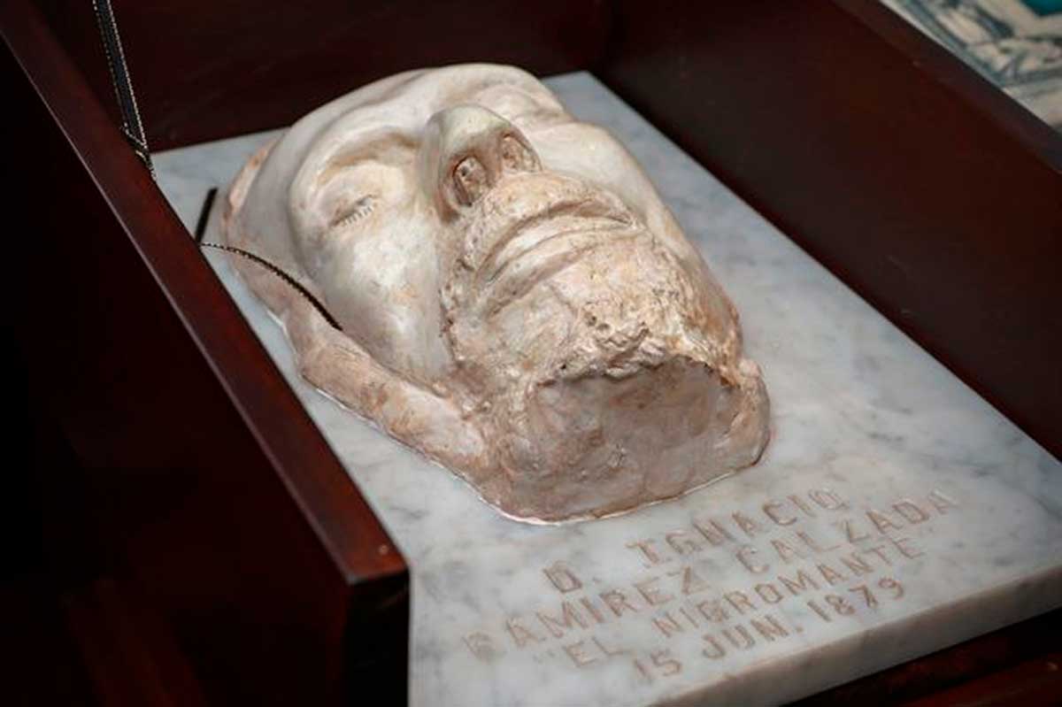 UAEMéx resguarda máscara mortuoria de Ignacio Ramírez Calzada, ‘El Nigromante’, en homenaje a su legado