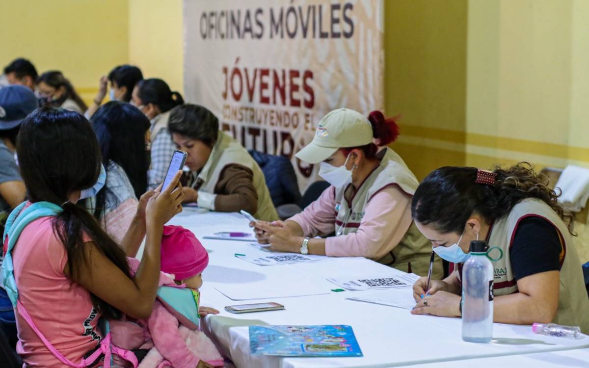 personas en oficinas moviles jovenes contruyendo el futuro 2025