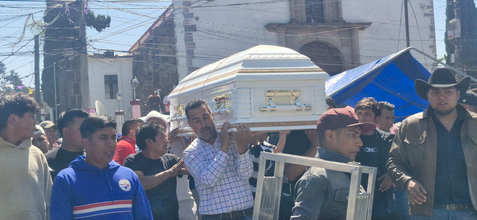 Despiden en Xalatlaco entre llanto y música al joven César Luis, localizado sin vida tras ser reportado como desaparecido