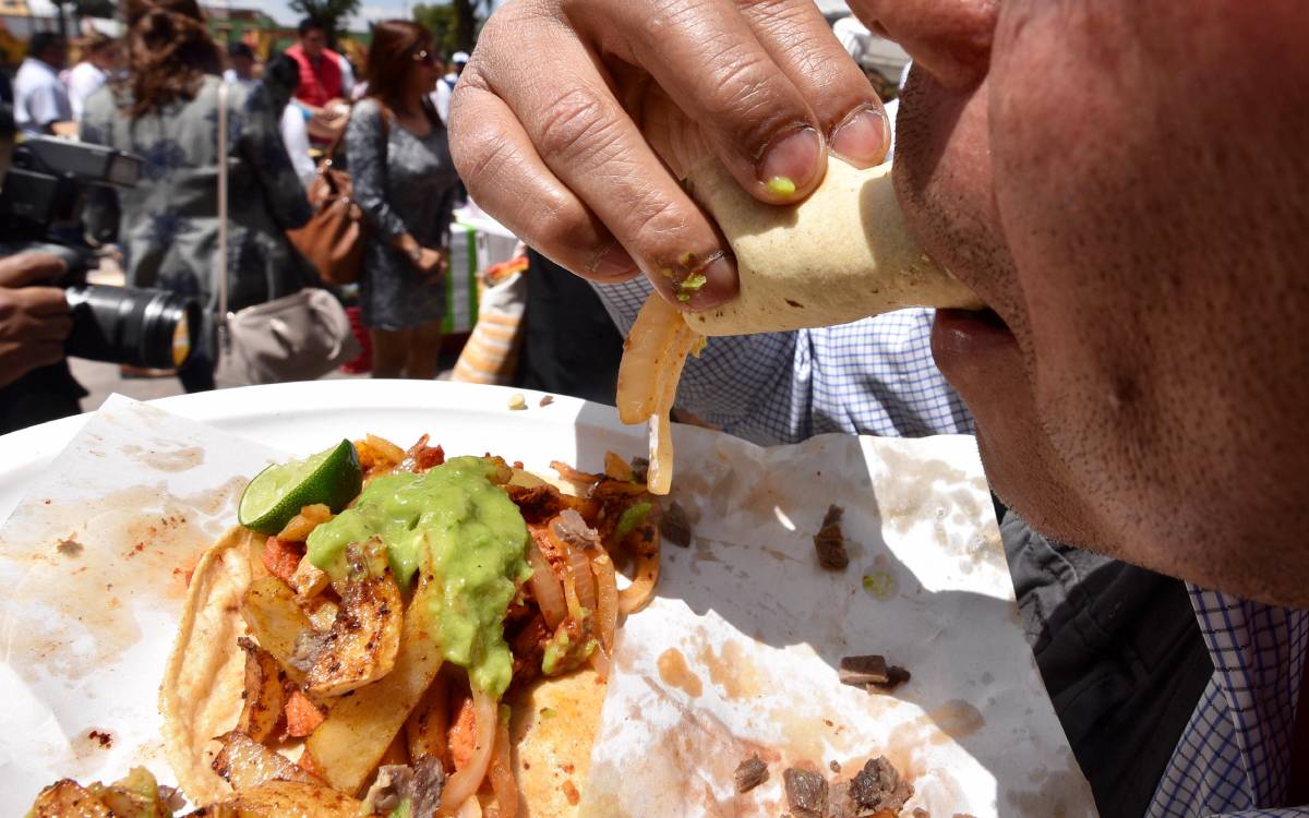 persona comiendo en feria del taco zinacantepec 2025