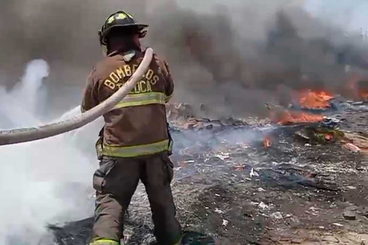 Atiende PC y Bomberos de Toluca incendio en Santa María Totoltepec